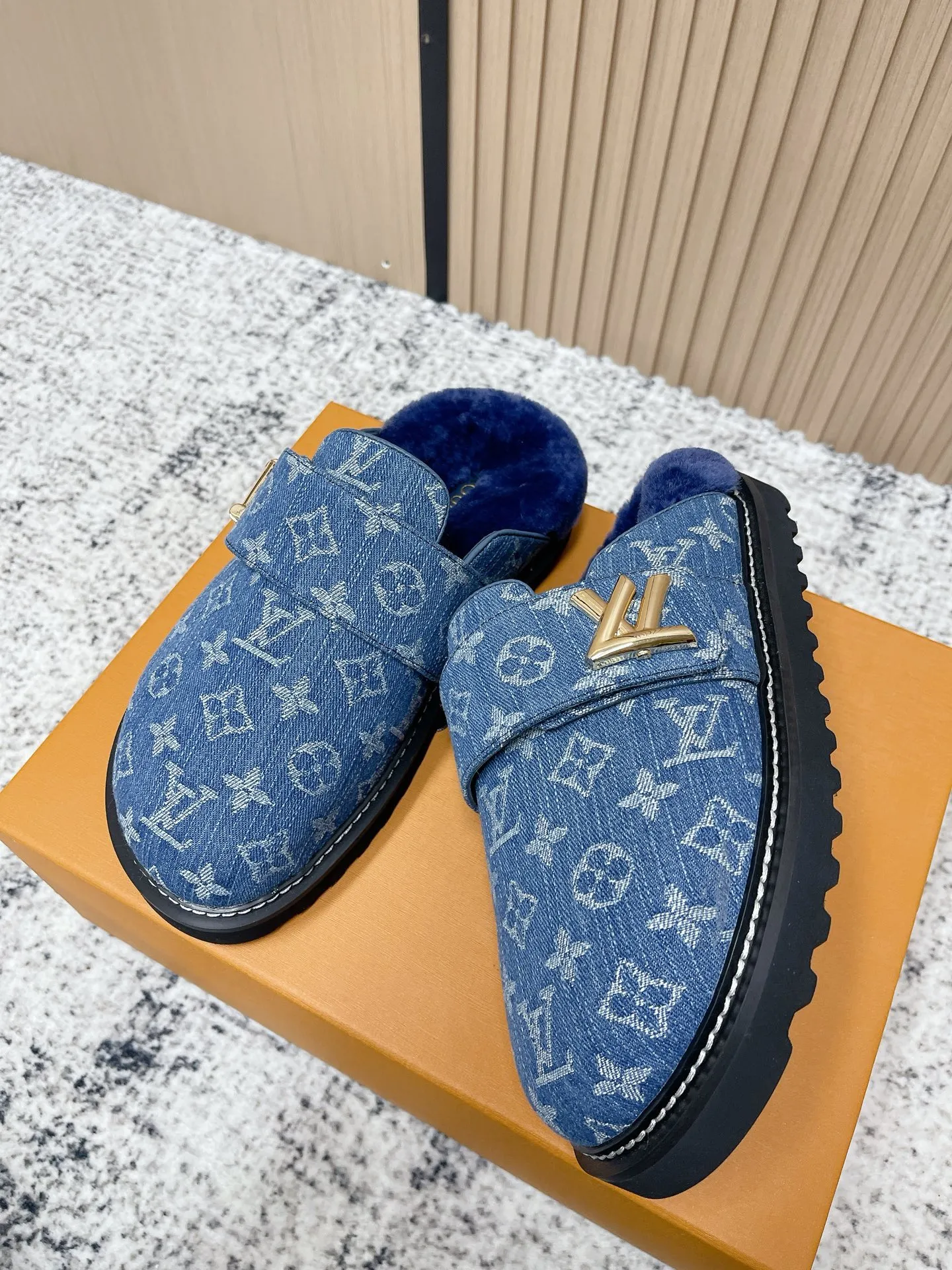 [L Home] P: 500💰 Size: 35-46 (female 40.41, male 45 46 custom-made) Top version Louis vuitton Lv top version LV couple's wool slippers New couple's Birkenstock slippers Cute and loveable, the foot feel is not too good Simple and high-end Sling-hee design Ready to wear and go Good news for lazy people Upper imported cowhide/imported old floral cloth Original hardware buckle, original molded high-density foam outsole Fabric: Yangjing/classic jacquard fabric Lining: imported wool lining Sole: original foam combination sole